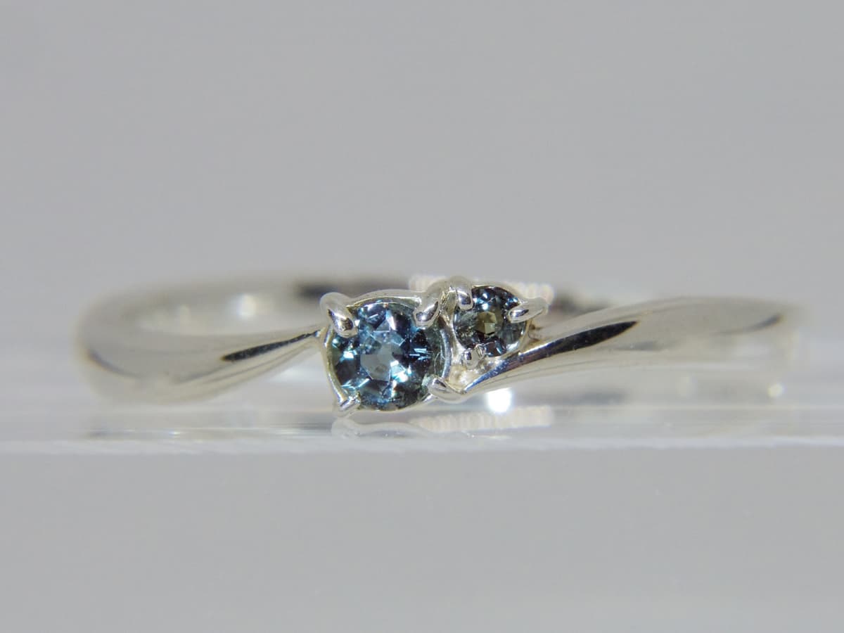 アレキサンドライト リング — 昼光下(緑色)